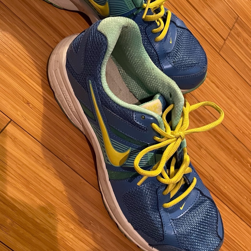 Women’s Nike tennis shoes